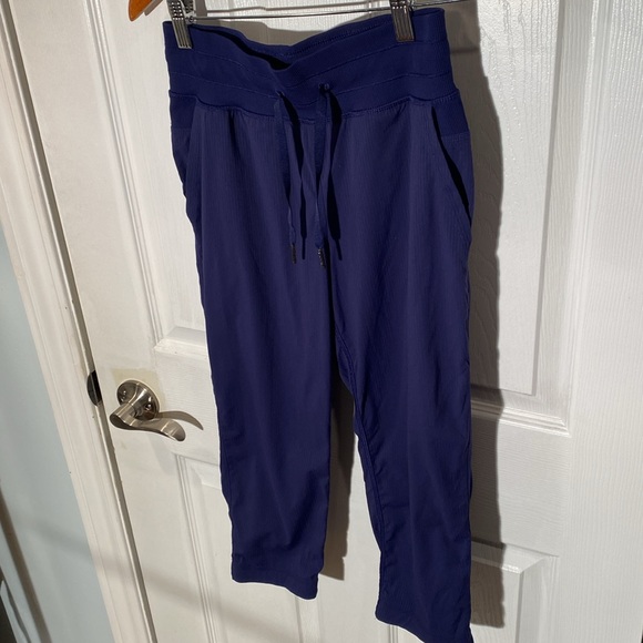 Lululemon Crop Joggers Dance Studio Pants Lightweight Capris • Size 2 • LIKE NEW - Picture 4 of 7